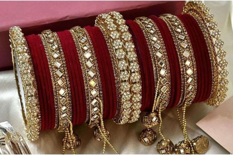 Latest Velvet Bangles Designs For Brides: शादियों से लेकर पार्टी तक, हर मौके पर परफेक्ट
