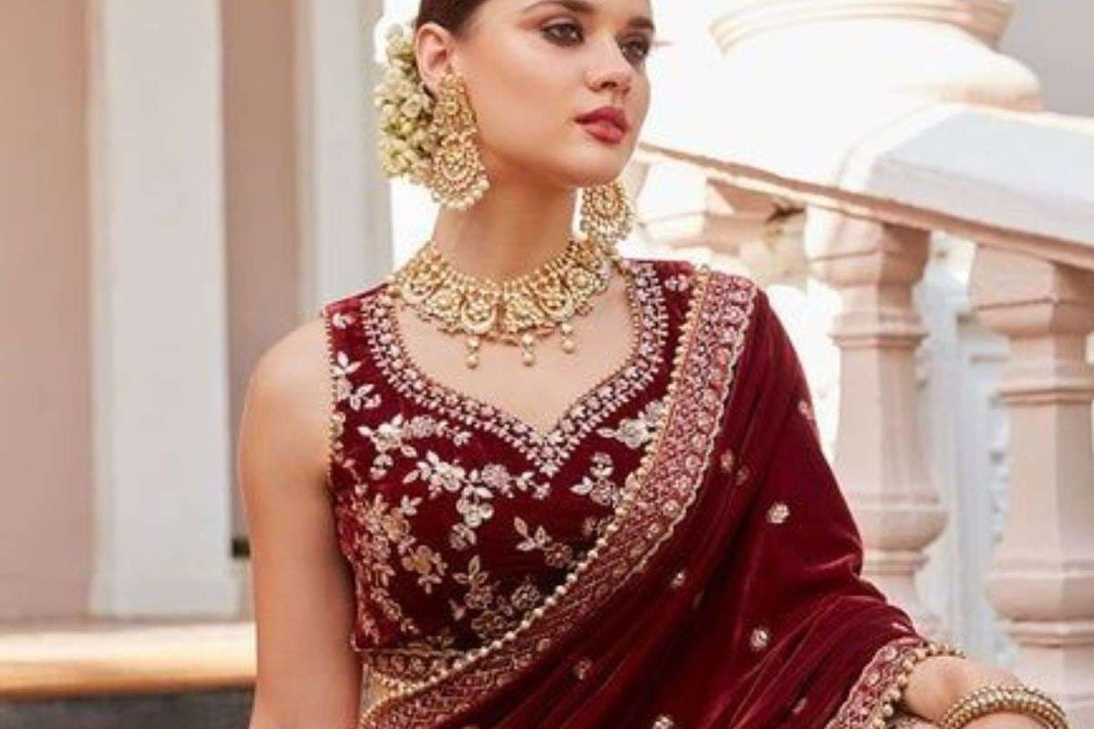 Latest Velvet Saree Design: लेटेस्ट वेलवेट साड़ी ट्रेंड्स,जो हर महिला को देगा रॉयल और ग्लैमरस लुक