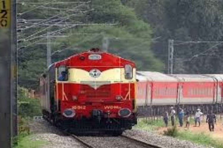 Liquor Rules in Trains: क्या ट्रेन में शराब ले जाना या पीना allowed है? जानें असली नियम