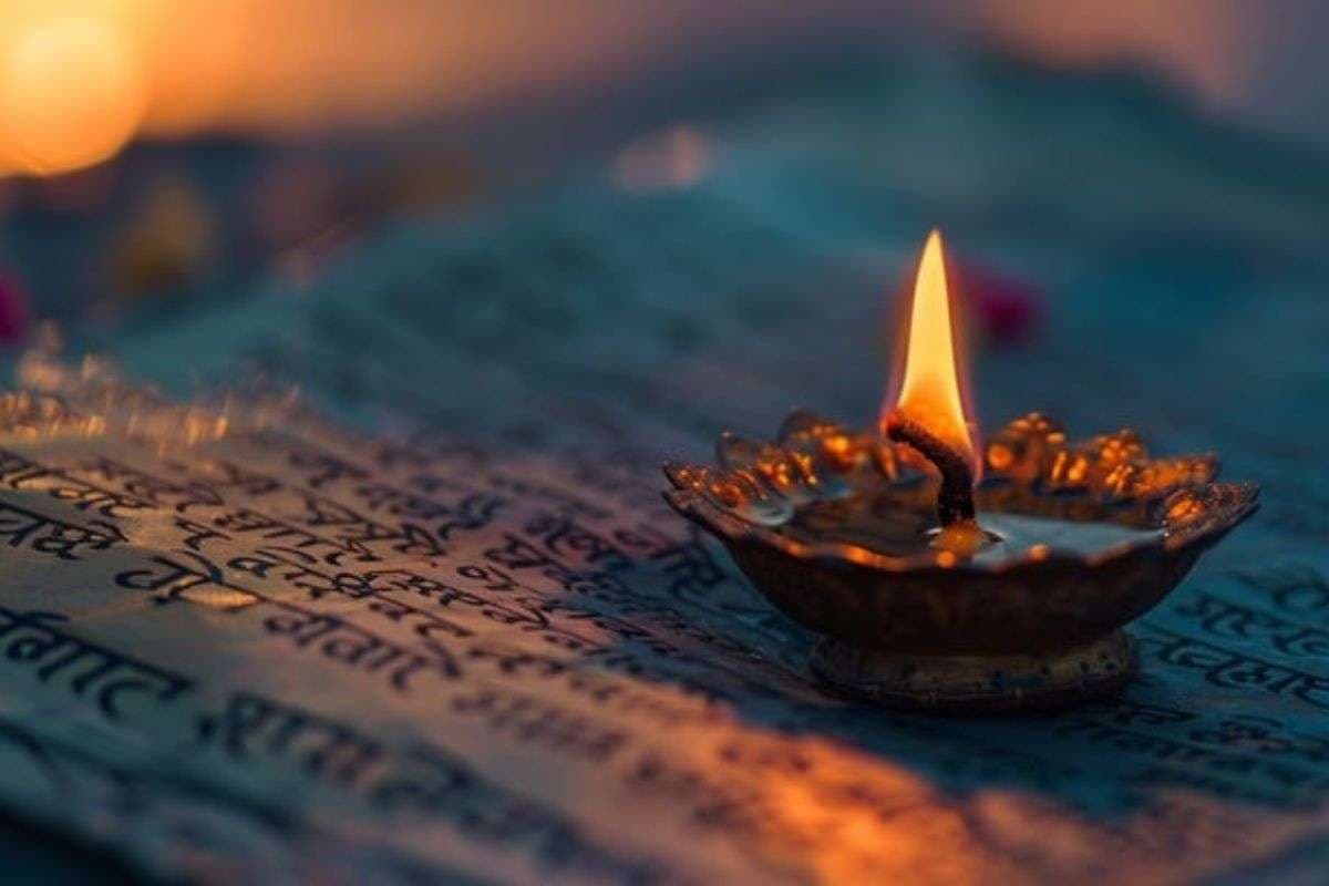 Margashirsha Amavasya 2025: मार्गशीर्ष अमावस्या पर कहां-कहां जलाएं दीपक? जानें सही स्थान और लाभ