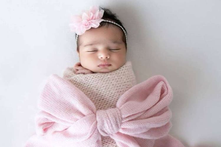 Modern Baby Girl Names V Letter: व से शुरू होने वाले लड़कियों के नाम जो सुनने में भी मधुर और अर्थ में भी गहरे हैं