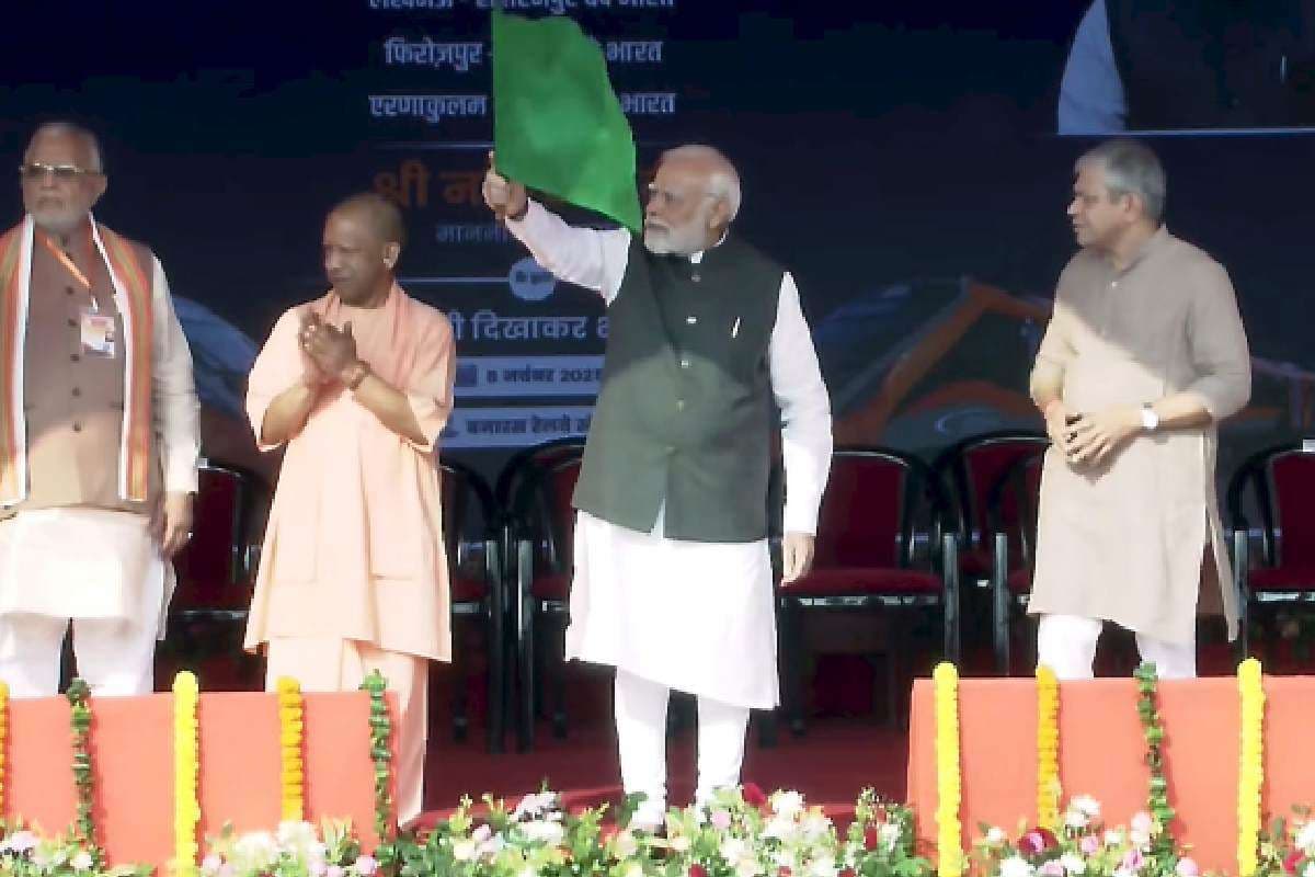 Modi flagging off Vande Bharat trains