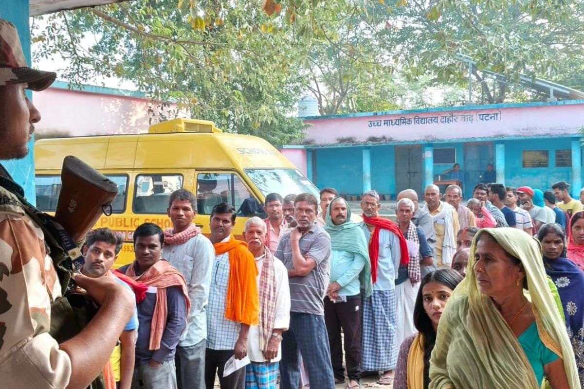Bihar Election 2025: मुंगेर में पत्थरबाजी तो मोकामा में शांति, इधर विपक्षी पार्टी ने प्रशासन पर लगाए धीमी वोटिंग कराने के आरोप