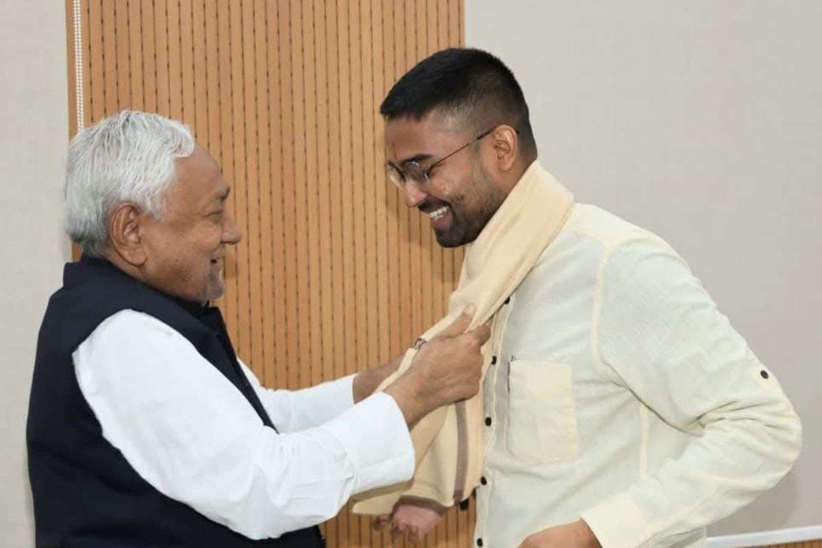 Nitish Cabinet: खड़े थे रेवड़ी की लाइन में मिल गया रसगुल्ला, मतगणना एजेंट दीपक प्रकाश बन गये मंत्री