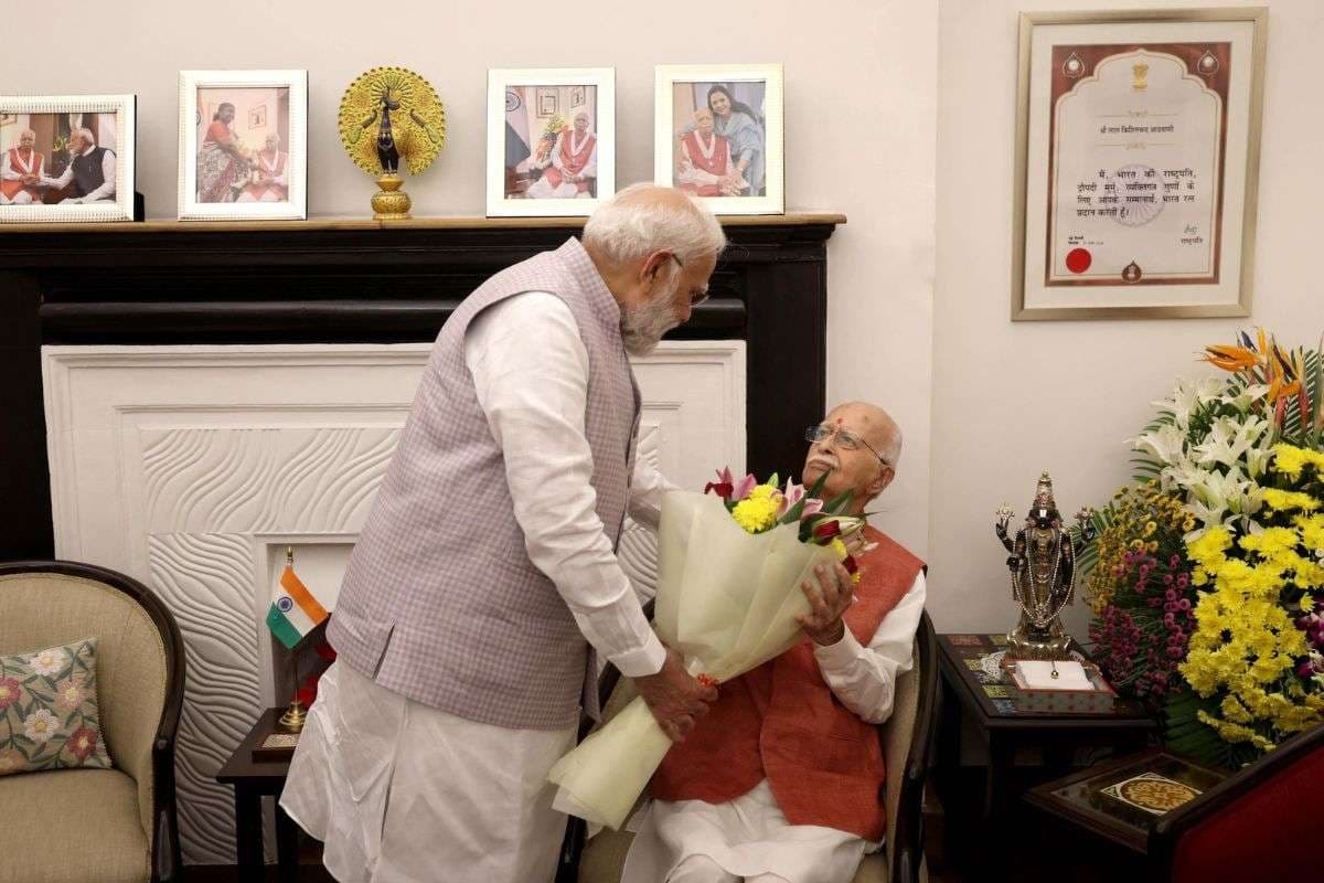 LK Advani Birthday: पीएम मोदी ने लालकृष्ण आडवाणी से उनके आवास पर मुलाकात की, जन्मदिन की शुभकामनाएं दीं, देखें तस्वीरें
