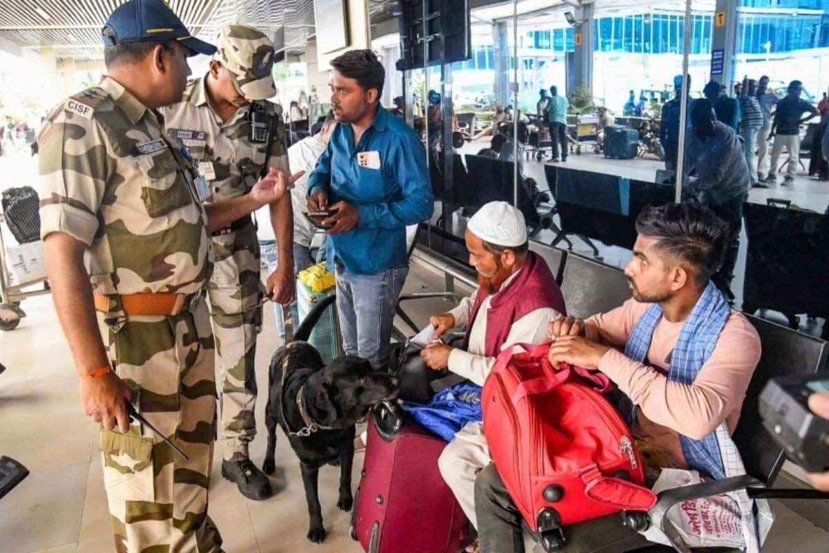 Patna News: दिल्ली ब्लास्ट के बाद पटना अलर्ट मोड पर,रेलवे स्टेशन से एयरपोर्ट तक बढ़ी चौकसी, हर गाड़ी की हो रही जांच