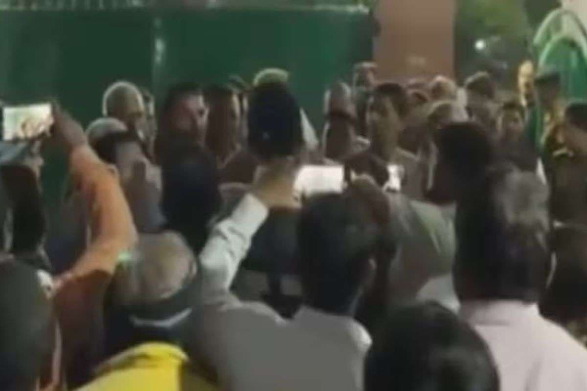 RJD: संजय यादव पर फूटा राजद कार्यकर्ताओं का गुस्सा, राबड़ी आवास के बाहर हंगामा