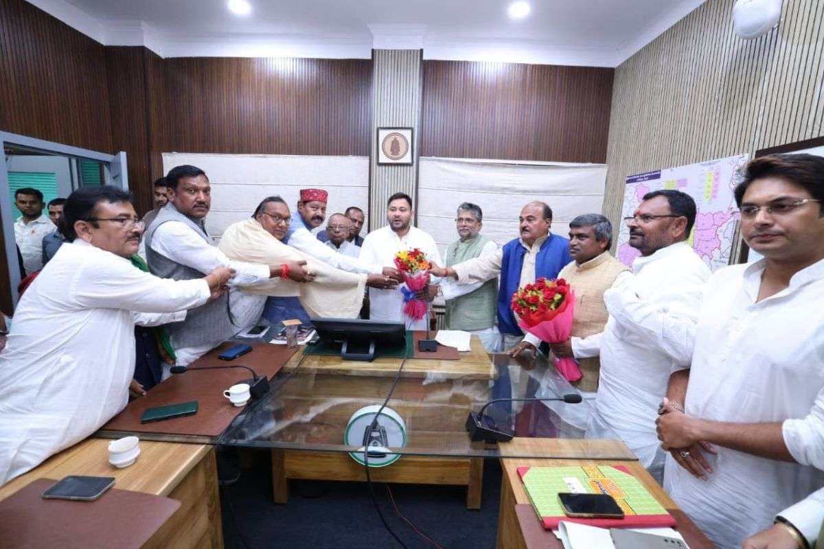 Tejashwi Yadav: करारी हार के बाद RJD में मंथन, तेजस्वी फिर बने विधायक दल के नेता