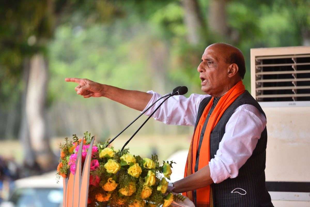राजनाथ सिंह का राहुल गांधी पर पलटवार, बोले- वोट चोरी दिखी तो चुनाव आयोग जाएं, जनता को न करें गुमराह