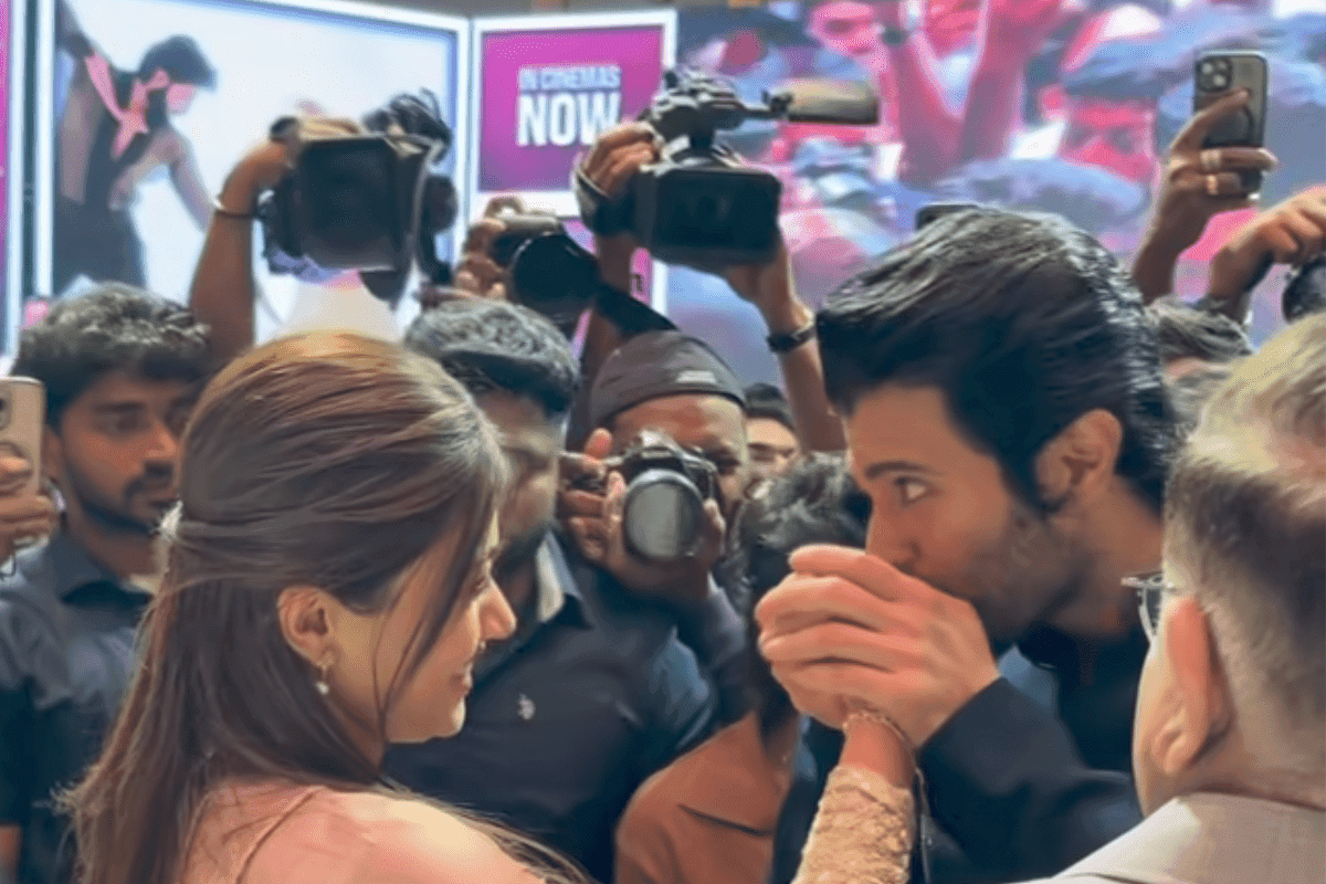 Rashmika Mandanna: ‘द गर्लफ्रेंड’ इवेंट में दिखा लव मोमेंट, विजय देवरकोंडा ने सबके सामने रश्मिका मंदाना के हाथ पर किया KISS