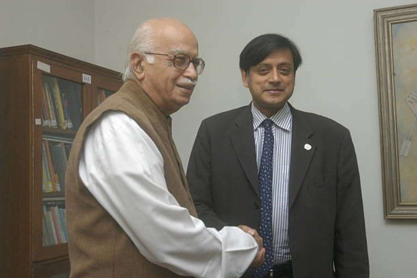 Shashi Tharoor On Advani: शशि थरूर ने जमकर की आडवाणी की तारीफ, पंडित नेहरू और इंदिरा गांधी पर कही यह बात