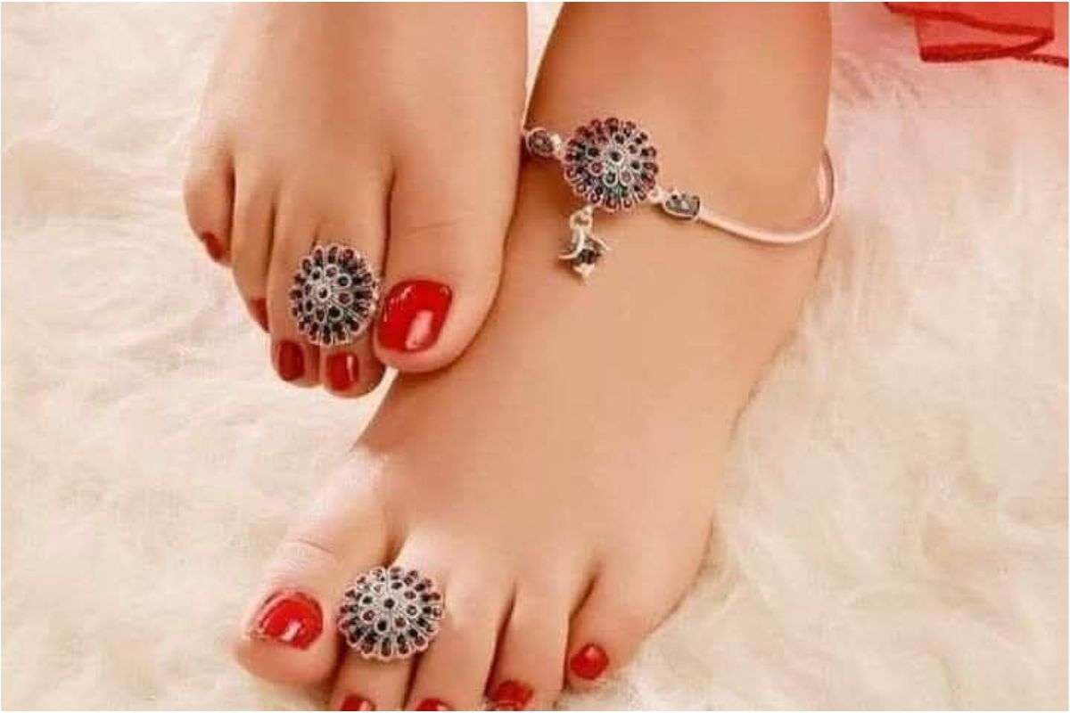 Silver Toe Ring Design: आपकी स्टाइल में चार चांद लगाने वाले लेटेस्ट बिछिया डिजाइन Silver Toe Ring Design: आपकी स्टाइल में चार चांद लगाने वाले लेटेस्ट बिछिया डिजाइन