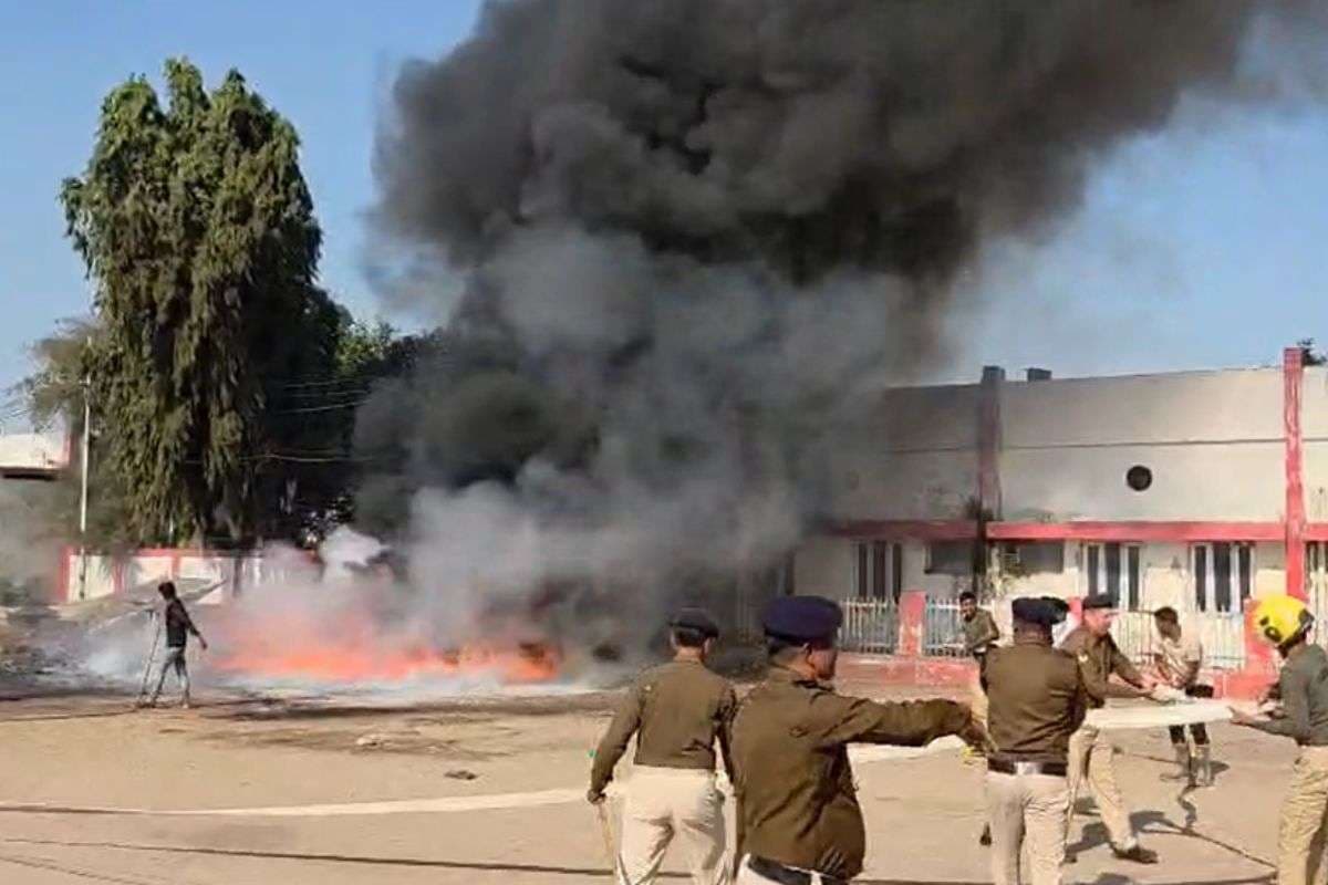 सीतामढ़ी जंक्शन पर अचानक लगी आग, आसमान तक उठा धुआं, इधर- उधर भागने लगे लोग