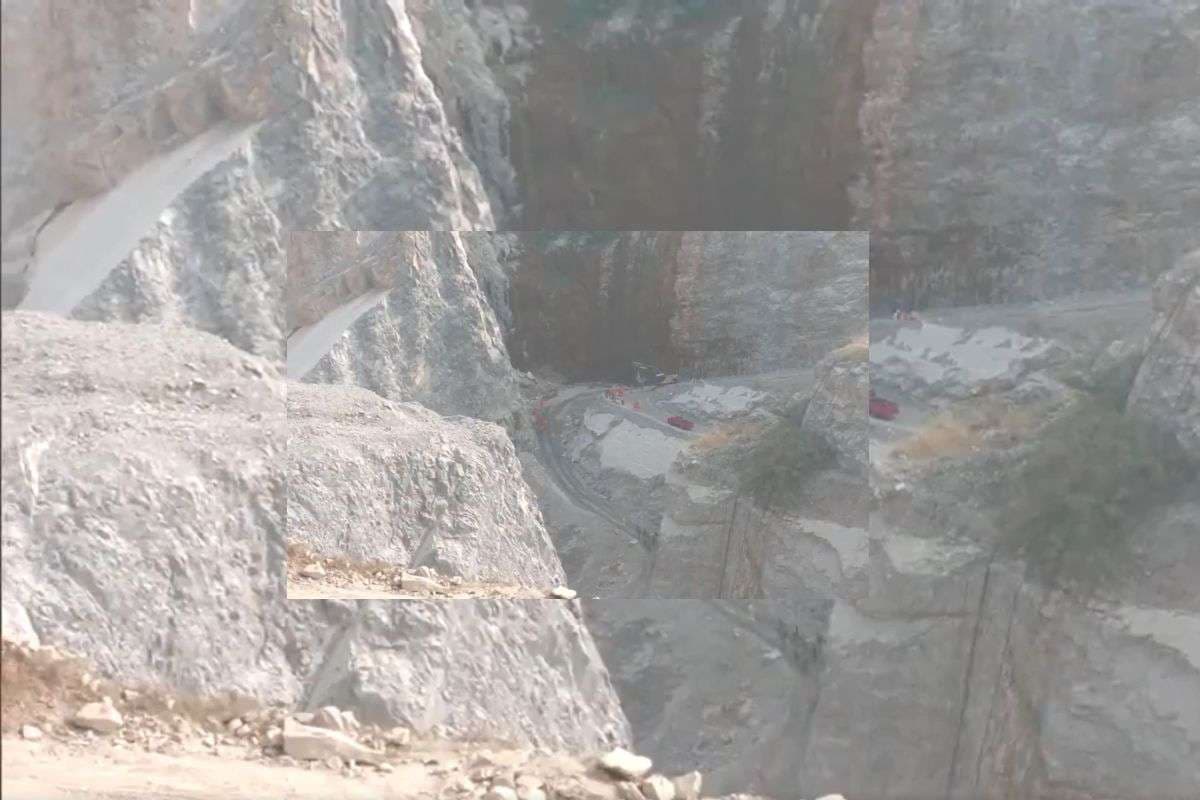 Sonbhadra Stone Mine Collapse: सोनभद्र में पत्थर खदान धंसने से कई मजदूर दबे, एक शव बरामद