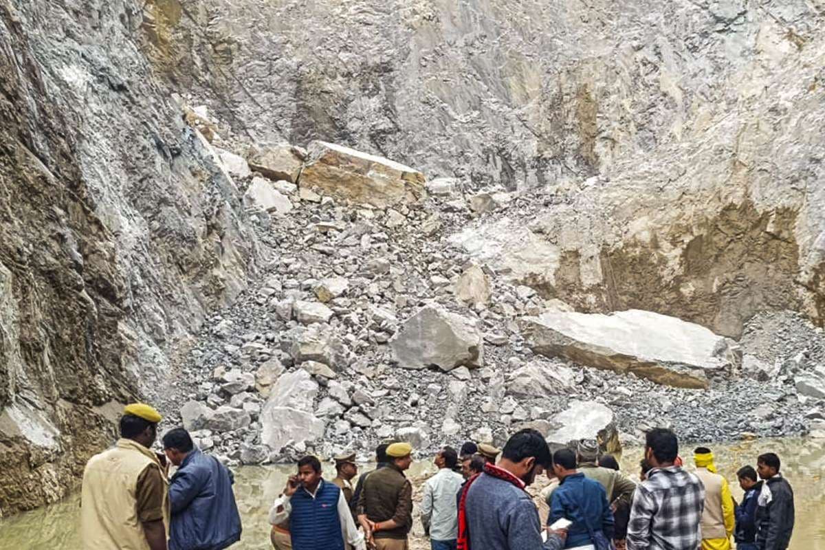 Sonbhadra Video : सोनभद्र में पत्थर की खदान ढही, 1 शव निकाला गया बाहर, देखें वीडियो