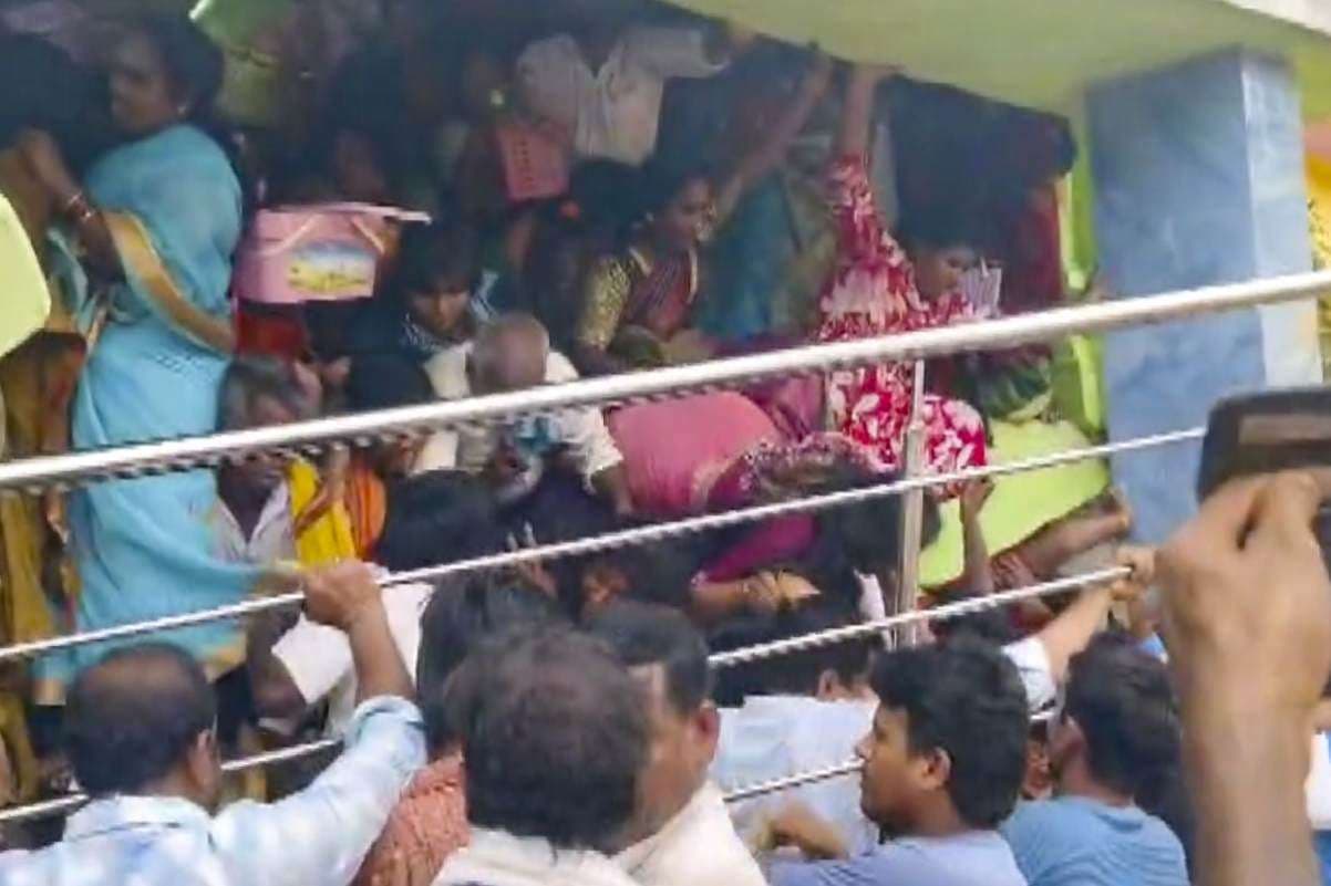 काशीबुग्गा वेंकटेश्वर स्वामी मंदिर में भगदड़, 9 की मौत, देखें वीडियो