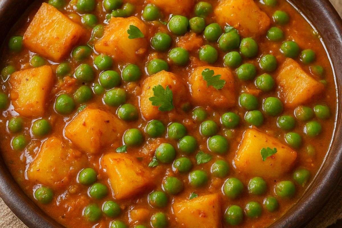 Winter Special Aloo Matar Ki Sabji: मेहमानों को परोसे गर्मागर्म आलू मटर की सब्जी, सर्दियों का स्वाद और सेहत एक साथ
