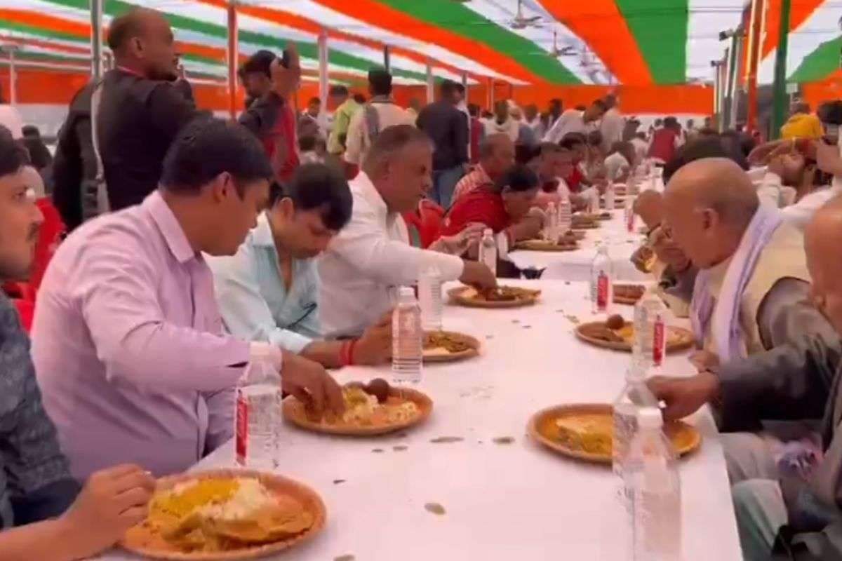 Bihar Election Result 2025 Video: बाहुबली अनंत सिंह करा रहे हैं भोज, जेडीयू ऑफिस के बाहर ढोल-नगाड़े की धुन पर डांस