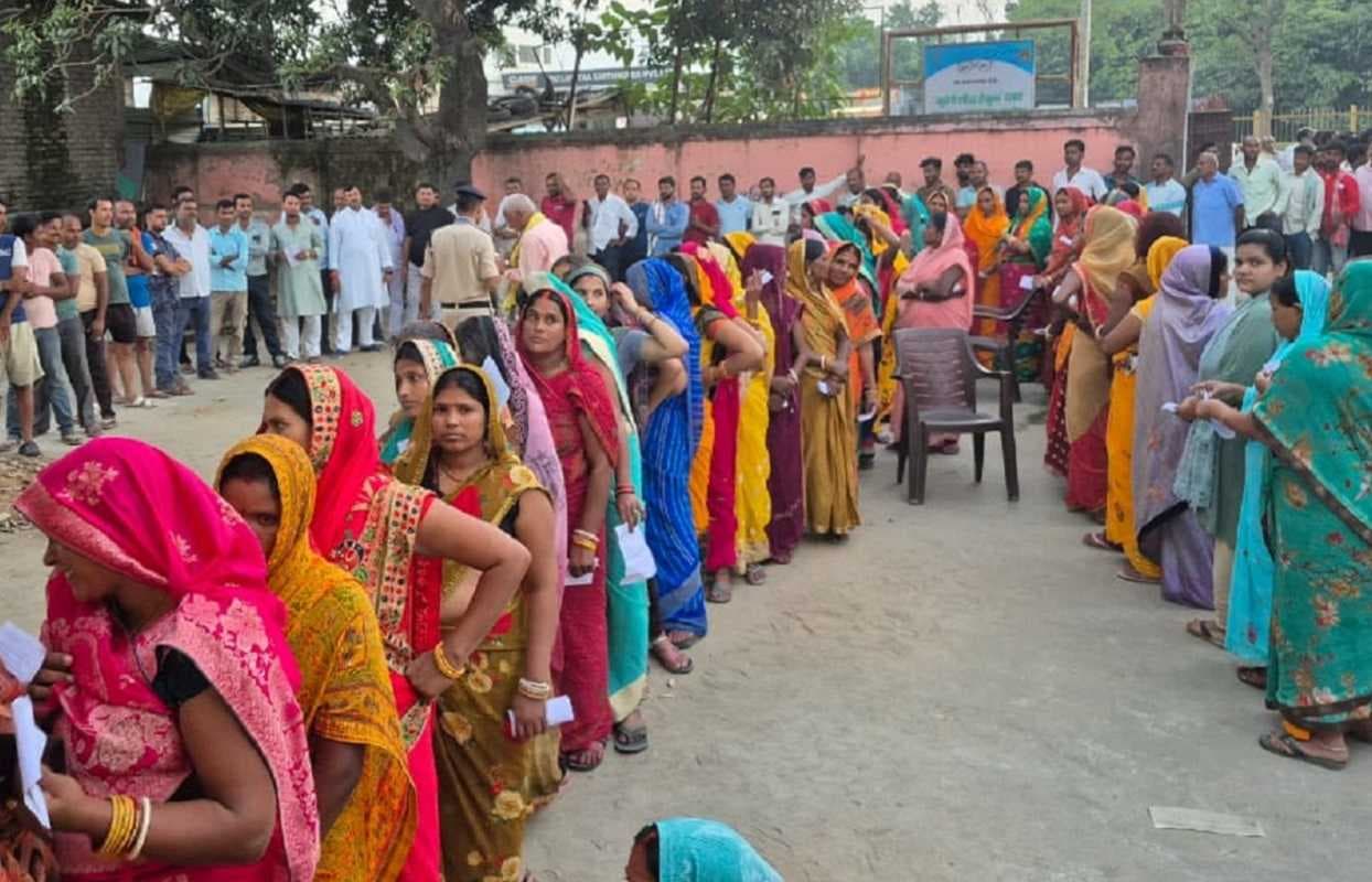 Bihar Election Voting: संस्कारों को सहेजे बूथ तक पहुंची आधी आबादी, एक बार फिर पुरुषों के मुकाबले महिलाएं आगे