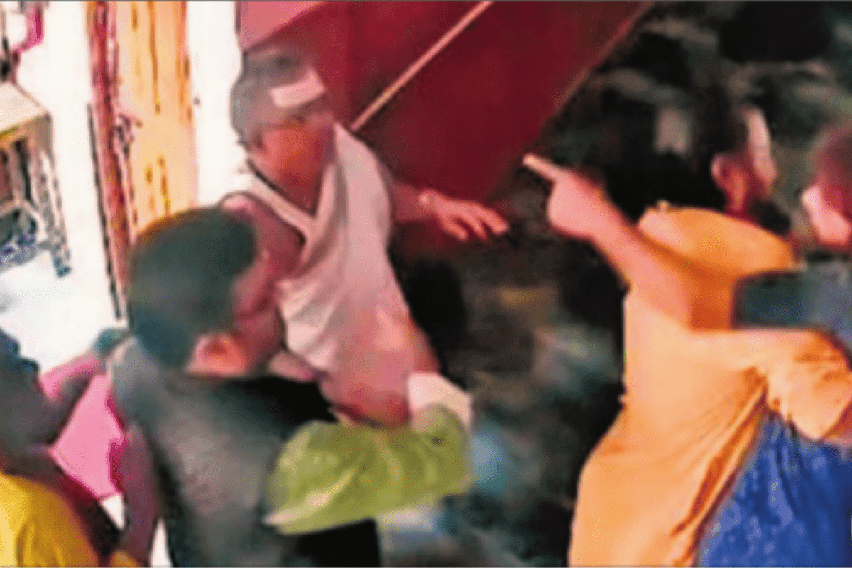 Muzaffarpur News: दो पुजारियों के बीच जमकर मारपीट, CCTV फुटेज वायरल, चले जूते-चप्पल