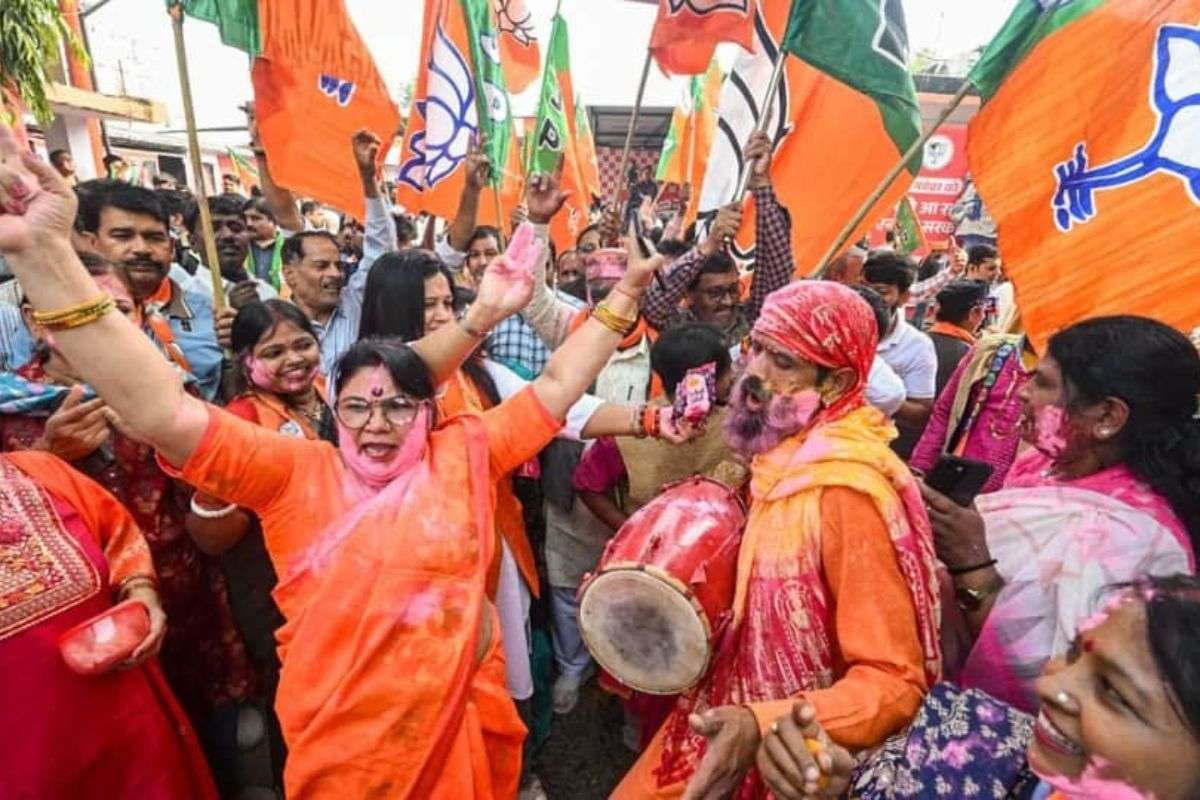 Bihar Election Result 2025: 'मजनुआ हमार बीजेपी लवर ह…' गाने पर BJP ऑफिस में डांस, देखिए मोकामा और गया में जश्न की तस्वीरें