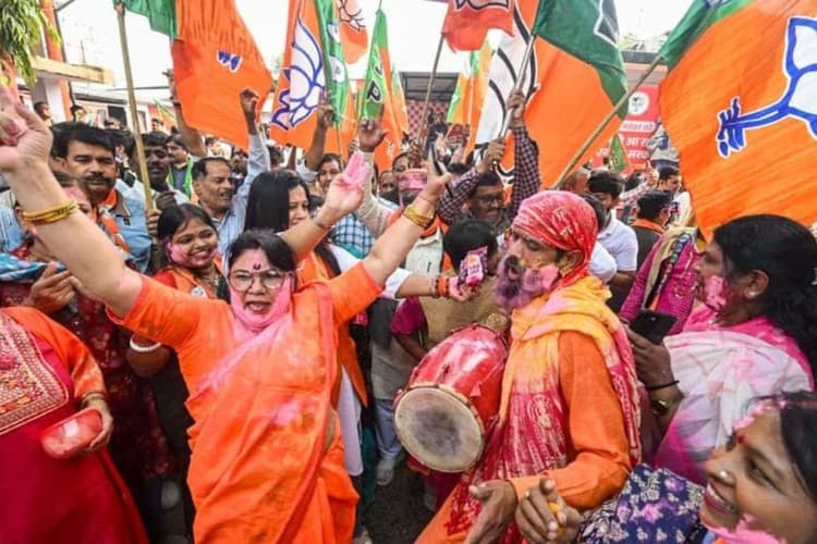 Bihar Election Result 2025: 'मजनुआ हमार बीजेपी लवर ह…' गाने पर BJP ऑफिस में डांस, देखिए मोकामा और गया में जश्न की तस्वीरें