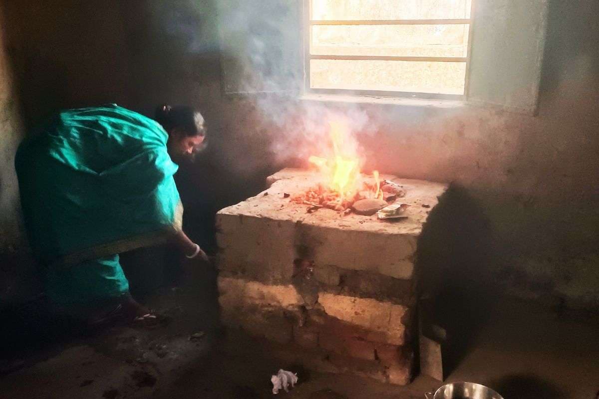 धनबाद के इस स्कूल में कोयले से चूल्हे पर पकता है एमडीएम, 2 कमरे में पढ़ते हैं पांचवीं तक के बच्चे