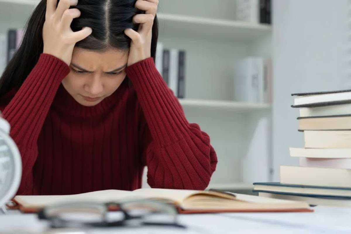 कैसे पहचानें कि आपका बच्चा Exam Stress से गुजर रहा है? माता-पिता के लिए जरूरी टिप्स
