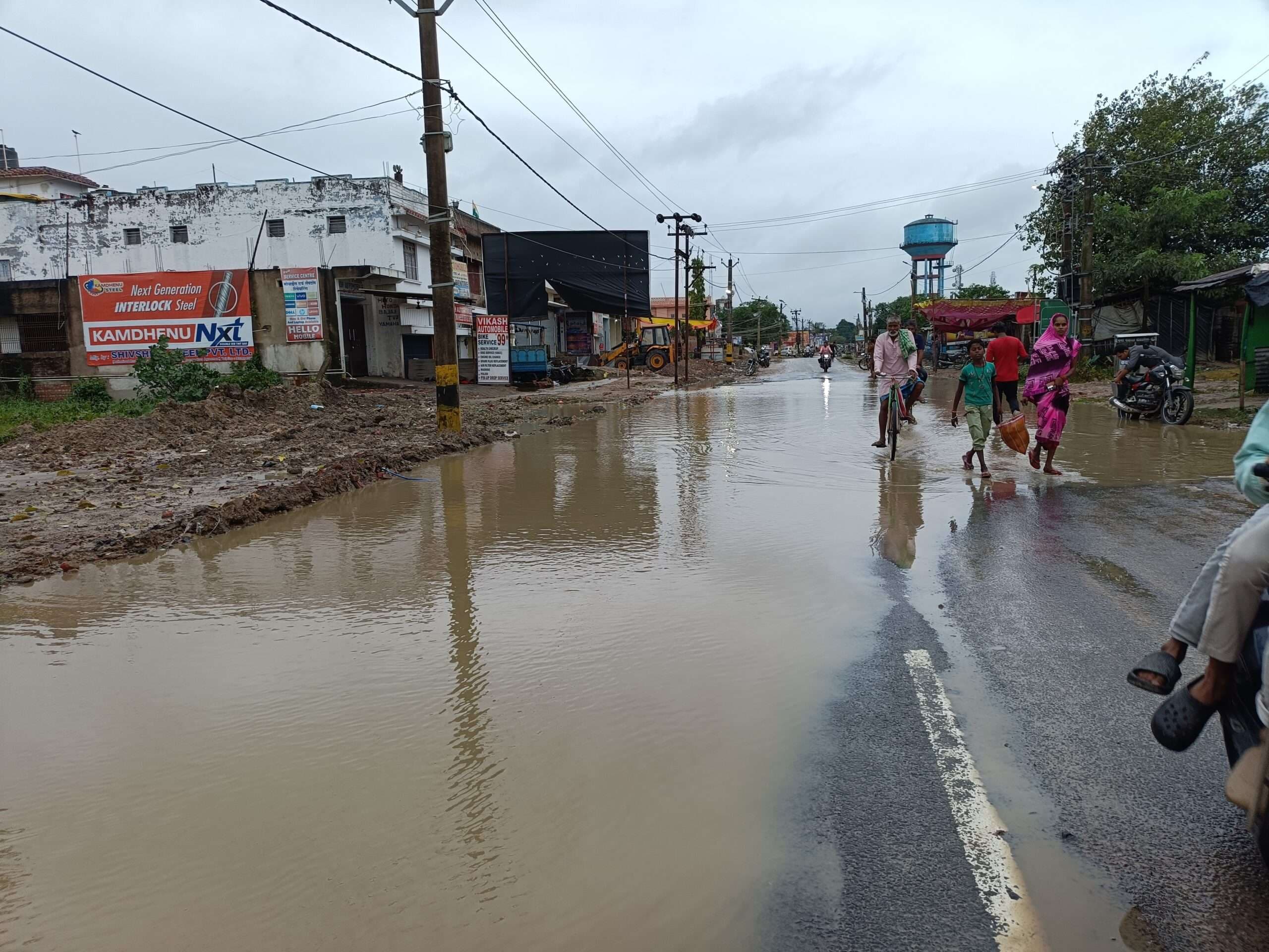 Madhubani News : बारिश ने जनजीवन किया अस्त-व्यस्त, सड़कों की हालत बदतर