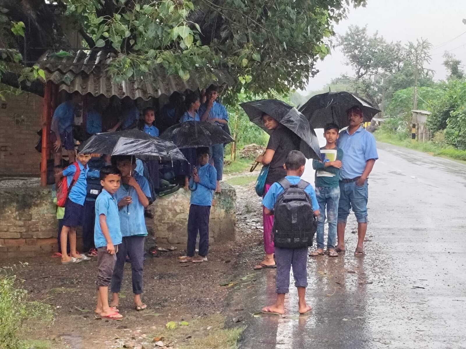 Madhubani News : मोंथा तूफान की असर : बारिश से जनजीवन अस्तव्यस्त