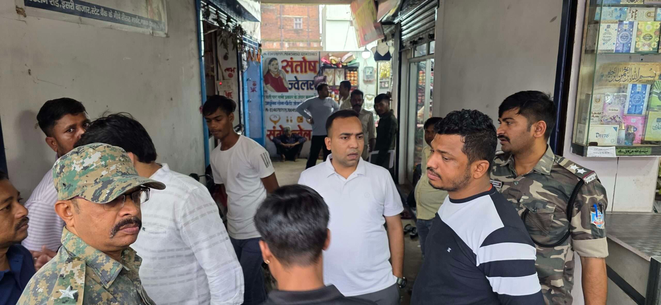 Giridih News :आभूषण दुकान से 15 लाख रुपये के जेवरात की चोरी