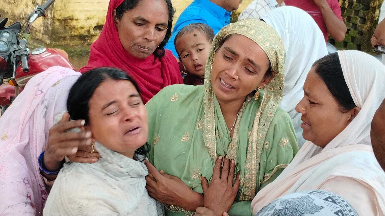 Giridih News :घर की छत से बरामद हुई बच्ची की लाश, हत्या की आशंका