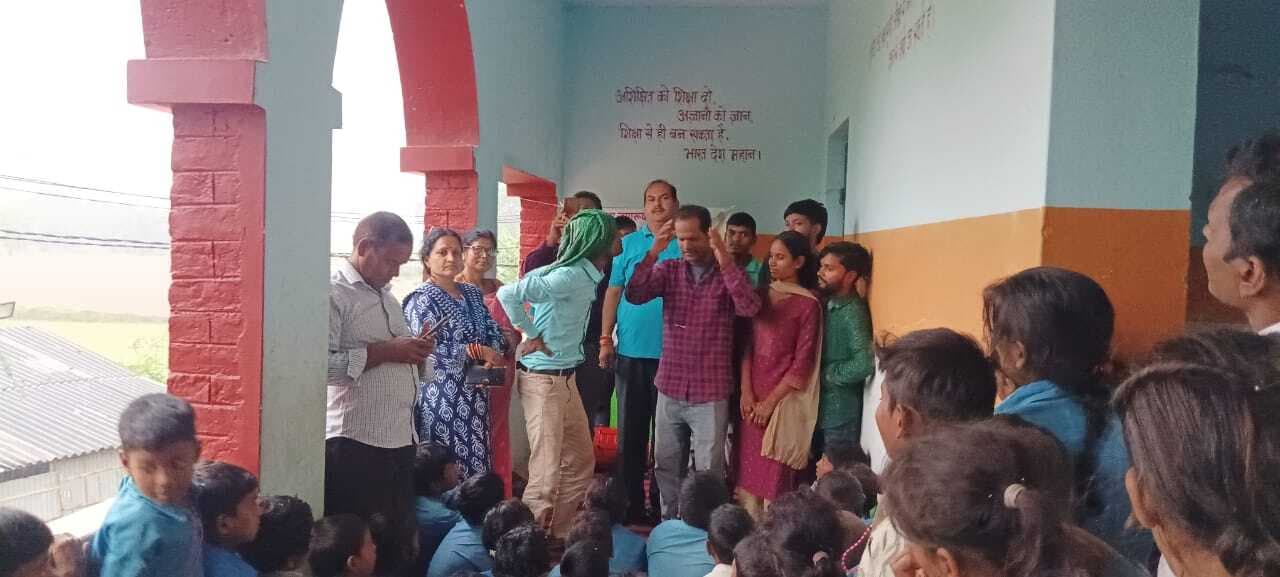 शत-प्रतिशत मतदान को लेकर नुक्कड़ नाटक के माध्यम से लोगों को किया जागरूक