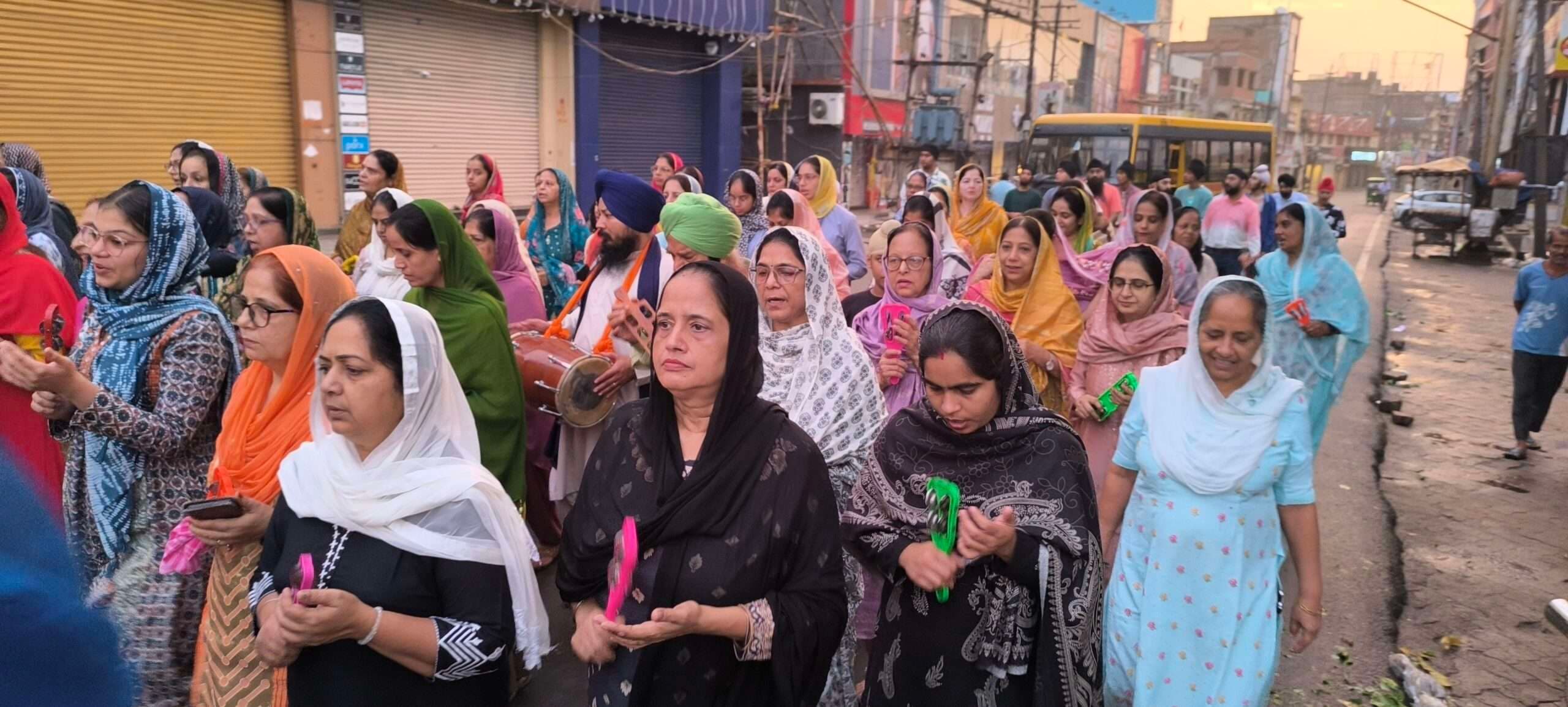 Giridih News :सिख समाज की प्रभात फेरी का पुष्प वर्षा से स्वागत