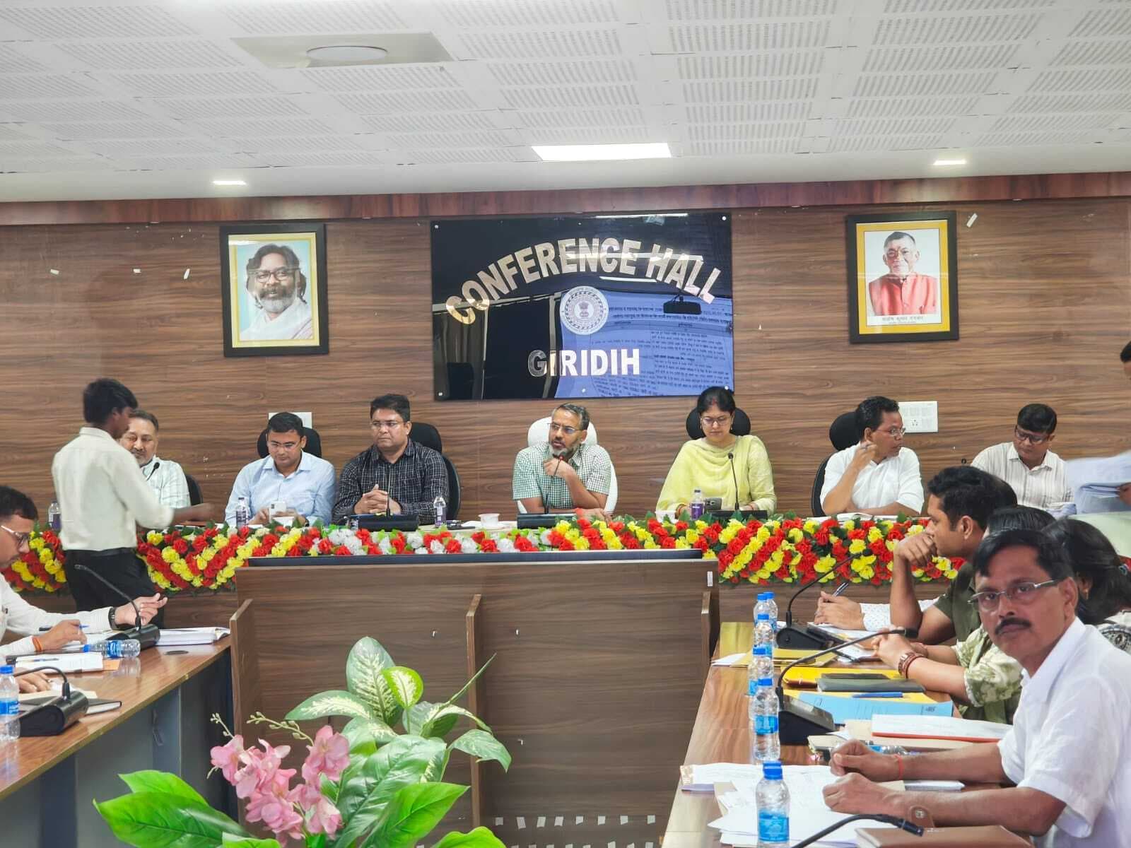 Giridih News :डीसी ने की जिला व प्रखंड स्तरीय अधिकारियों के साथ की समीक्षा बैठक