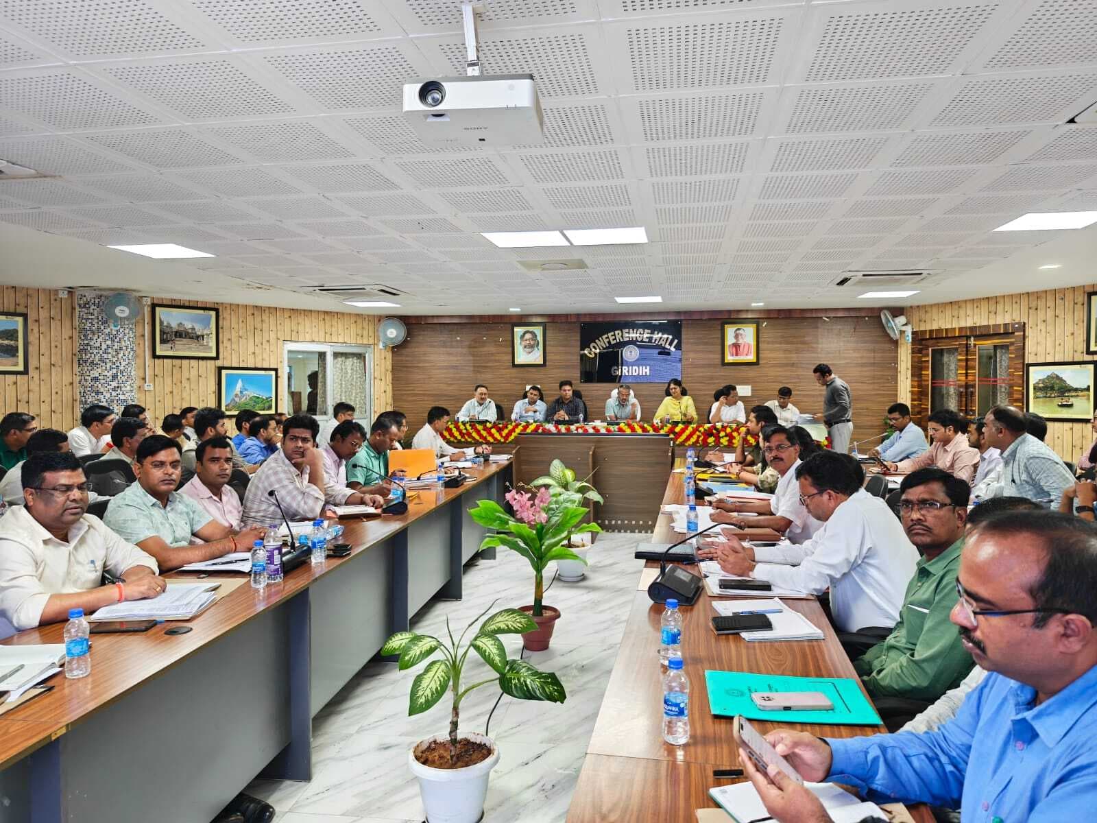 Giridih News :पेंशन संबंधित लंबित मामलों को नियमानुसार निष्पादित करें : डीसी