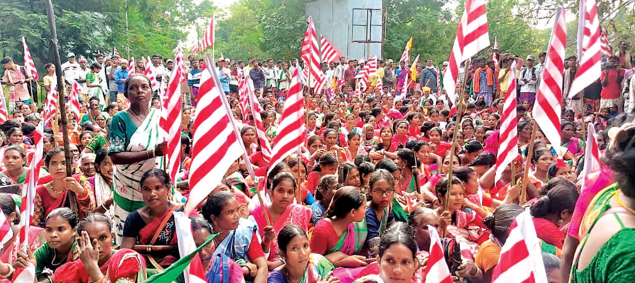 Seraikela Kharsawan News : कुड़मी को एसटी में शामिल करने की मांग के खिलाफ आदिवासियों का प्रदर्शन