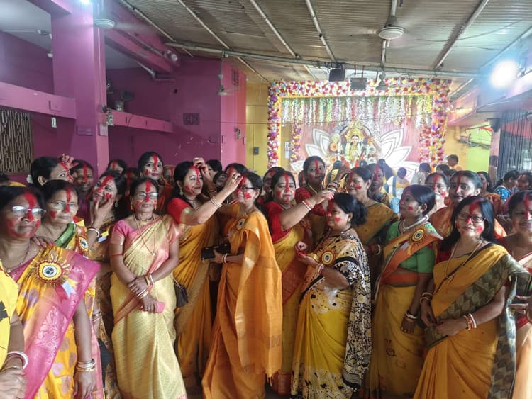 जगधात्री पूजा : सिंदूर खेला में दिखा आस्था व उत्साह का माहौल