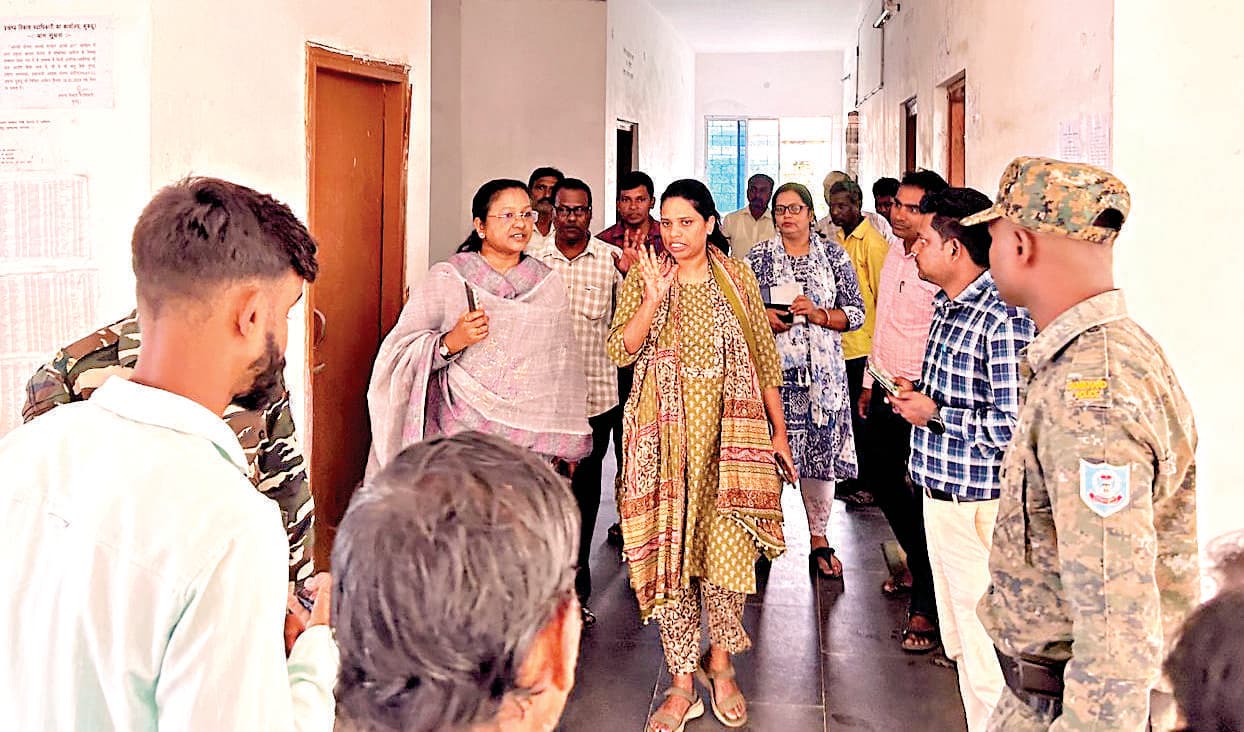 Seraikela Kharsawan News : प्रमाणपत्र निष्पादन में तेजी लाने का निर्देश