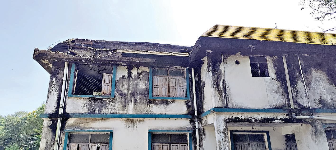 East Singhbhum News : दारीसाई कृषि विज्ञान केंद्र का छात्रावास जर्जर, कर्मचारियों की जान जोखिम में