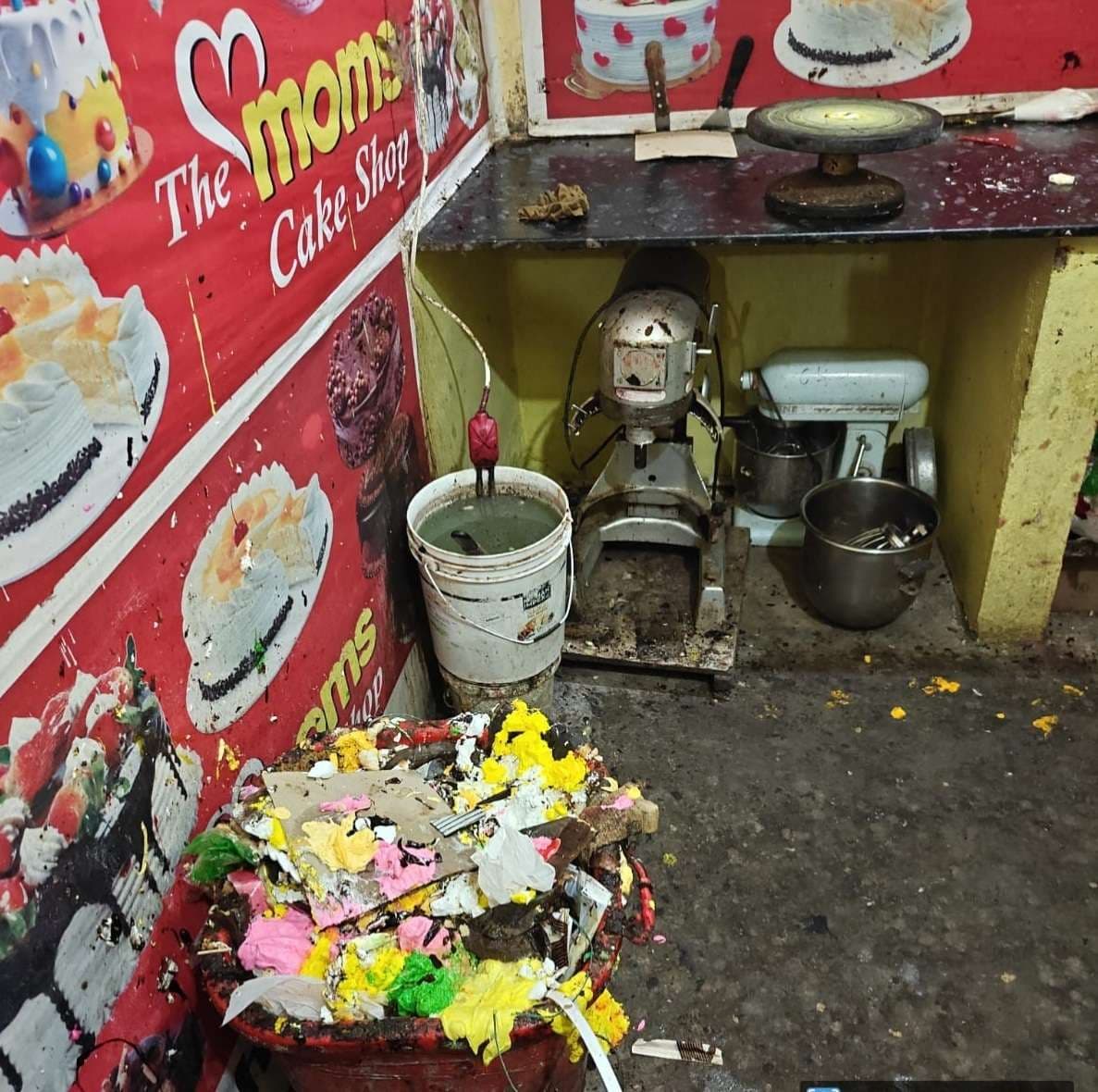 Bokaro News: द मोम केक्स व बेकरी में जगह-जगह घूमते मिले कॉकरोच, महीनों से नहीं धुले थे बर्तन