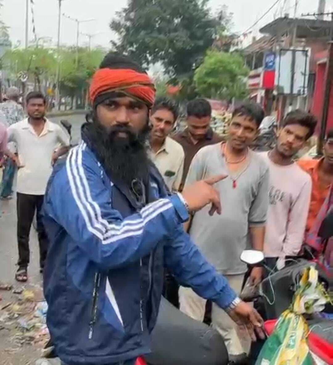 Giridih News :दुकान में घुसे इंडियन कोबरा काे जंगल में छोड़ा