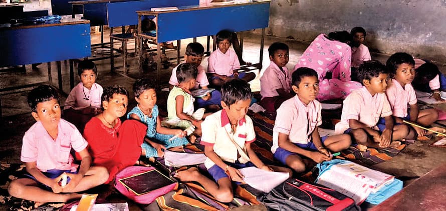 East Singhbhum News : छत व दीवारों से गिर रहा प्लास्टर, जोखिम में विद्यार्थी