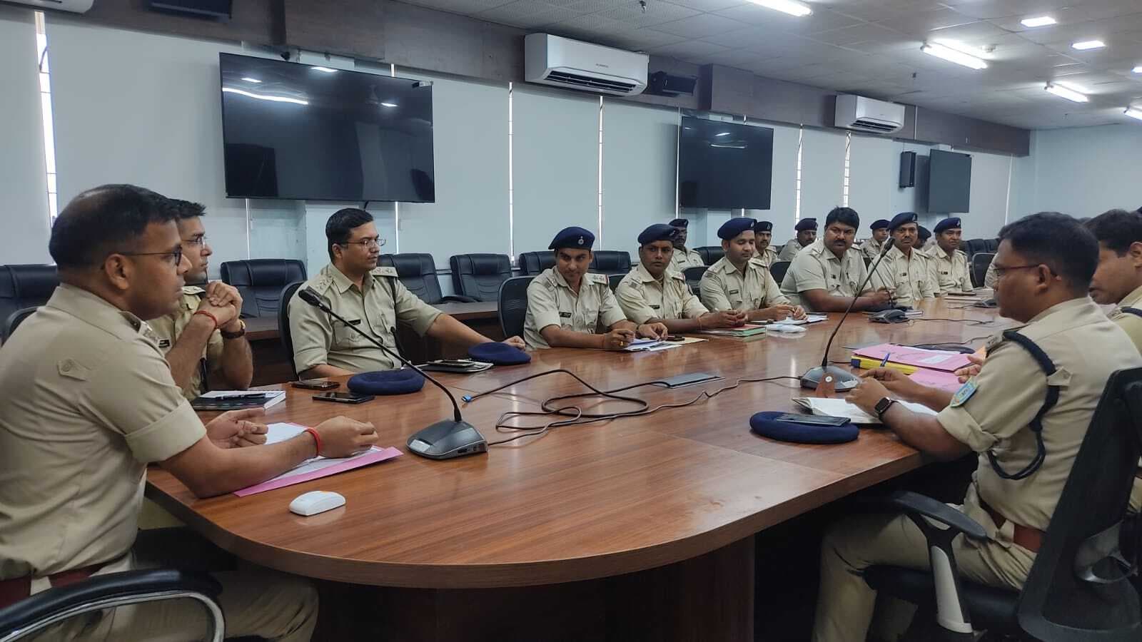 Dhanbad News: न्यायालय के आदेशों पर समयबद्ध कार्रवाई का निर्देश