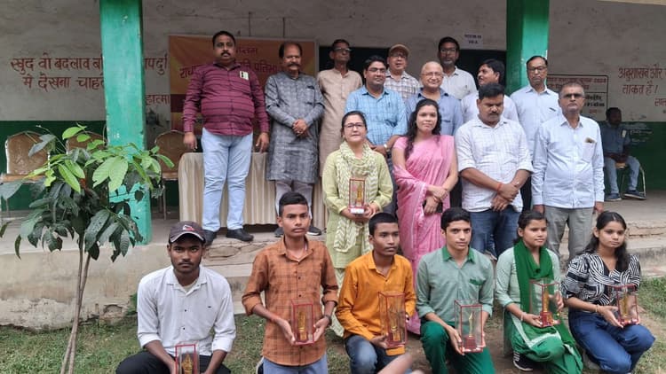 Dhanbad News: प्लस टू उवि गोसाईंडीह के टॉपरों को मिला सम्मान