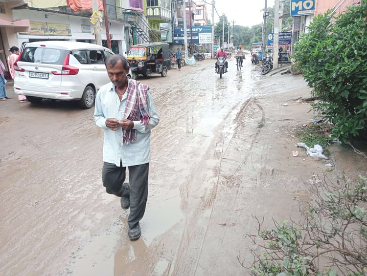 बेमौसम बारिश से सड़क कीचड़मय, चलना मुश्किल