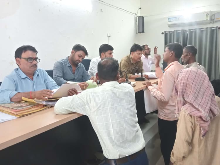 प्रखंड कार्यालय में जनता दरबार लगाकर भूमि विवाद की हुई सुनवाई