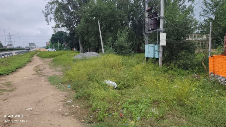 पुसौली का फखराबाद उत्क्रमित मध्य विद्यालय वर्षों से बाउंड्री विहीन