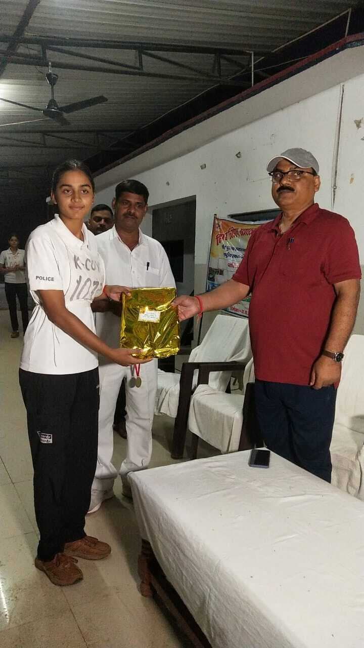 प्रतियोगिता  में  उत्कृष्ट  प्रदर्शन  करने वाले प्रतिभागी सम्मानित