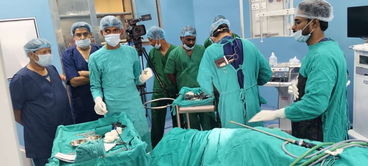 यूरोलॉजी के सेमिनार में लाइव ऑपरेशन कर बताया गया तरीका